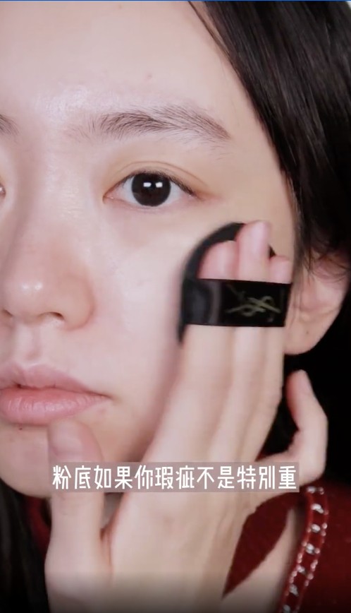 如果你的臉上並沒有太多瑕疵,建議用氣墊上粉底,將粉撲拍均後,就可以明顯發現自然提氣色。