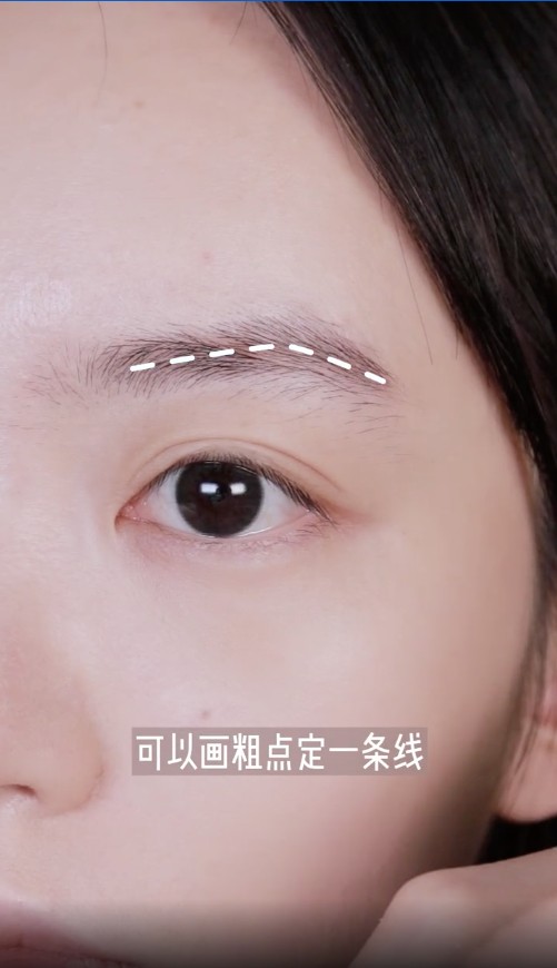 先畫粗點來定眉型。