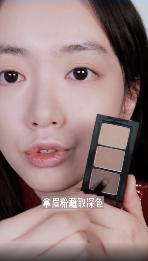拿出眉粉沾取深色。
