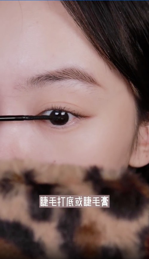 用睫毛膏以Z字形往上刷。