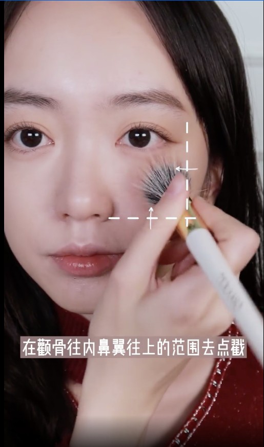 在顴骨往內、鼻翼往上的範圍去點戳。