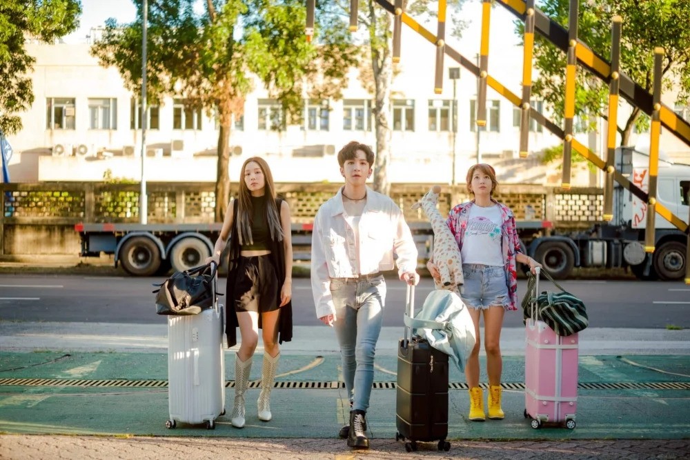 總有旅伴因買太多導致自己的行李箱放不，而「借」你的行李箱位置放東西。