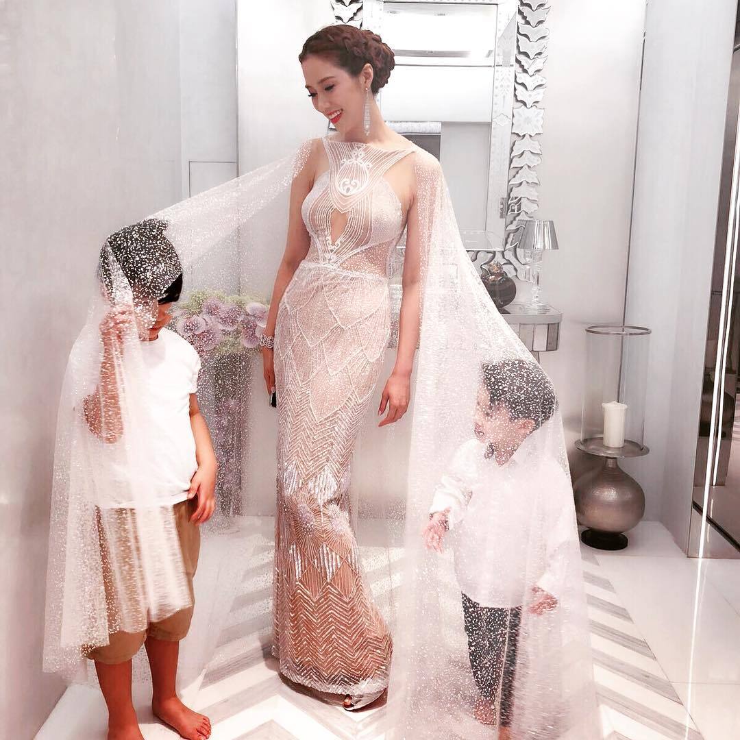 徐子淇婚後積極造人,8年間誕下2子2女湊成兩對「好」字,一胎接一胎的她獲得老爺李兆基送出上億價值的房地產和教育基金。