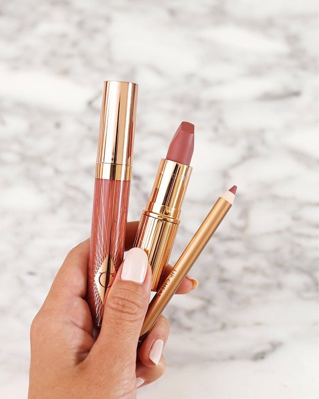 選擇顏色飽和度高的唇膏。