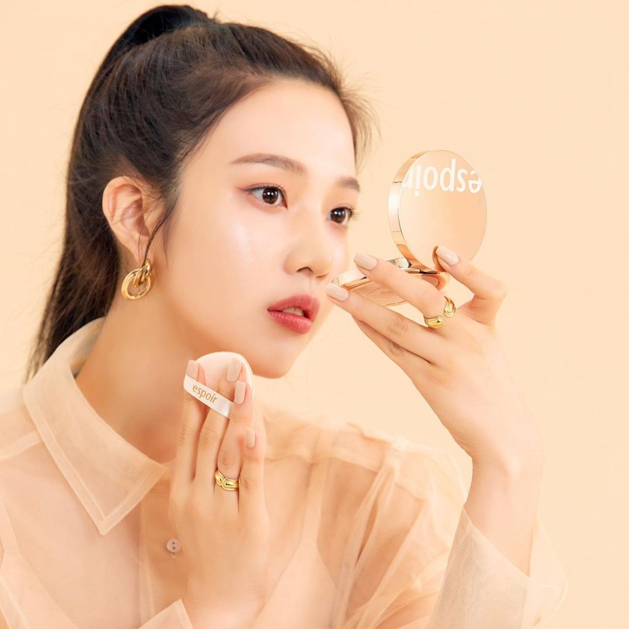 使用適合自己膚質的粉底或是散粉來定妝。