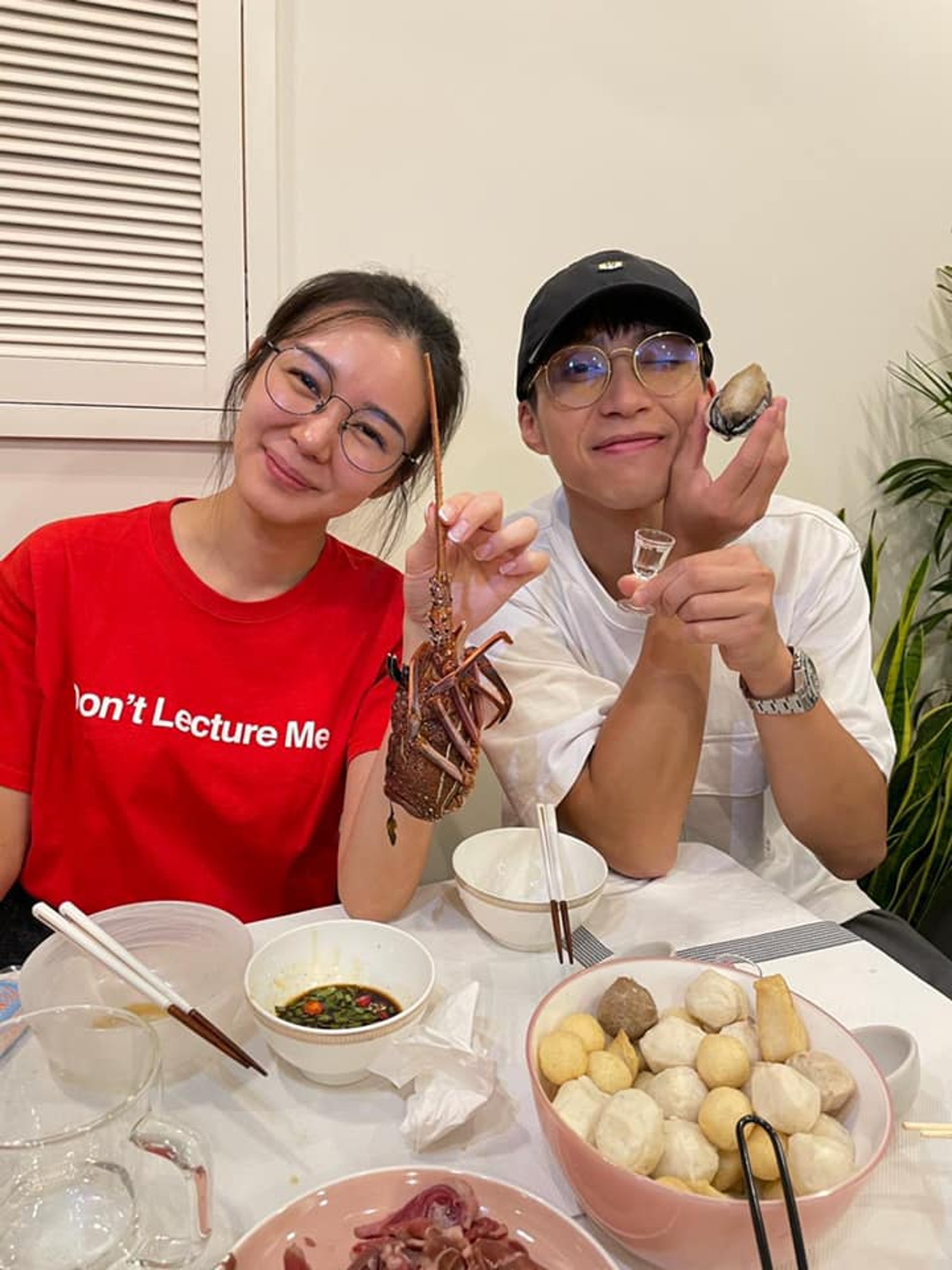 吳業坤與麥明詩一齊食飯時更以「前妻」戲稱對方。