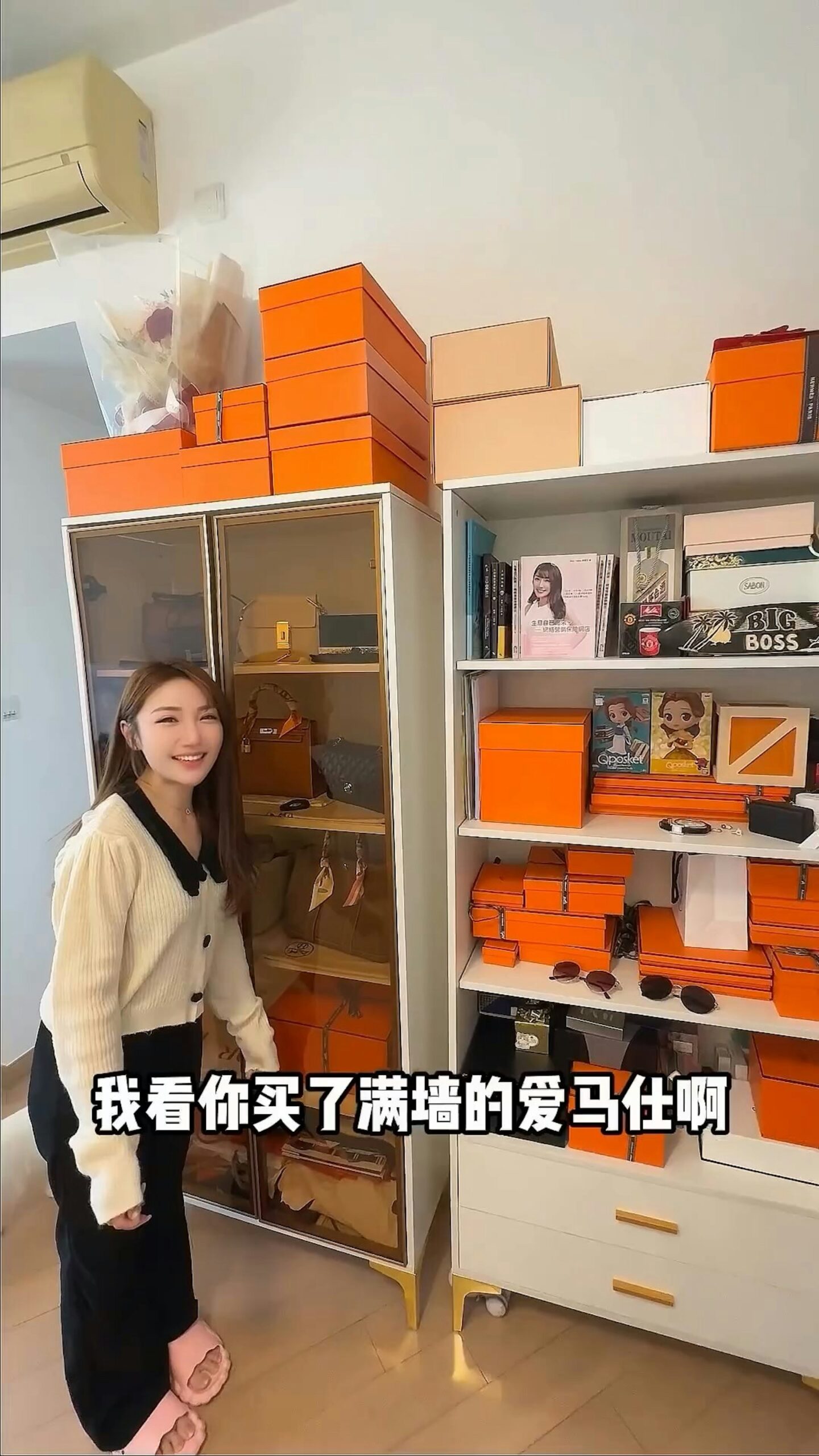 滿櫃橙色的Hermès包裝盒。