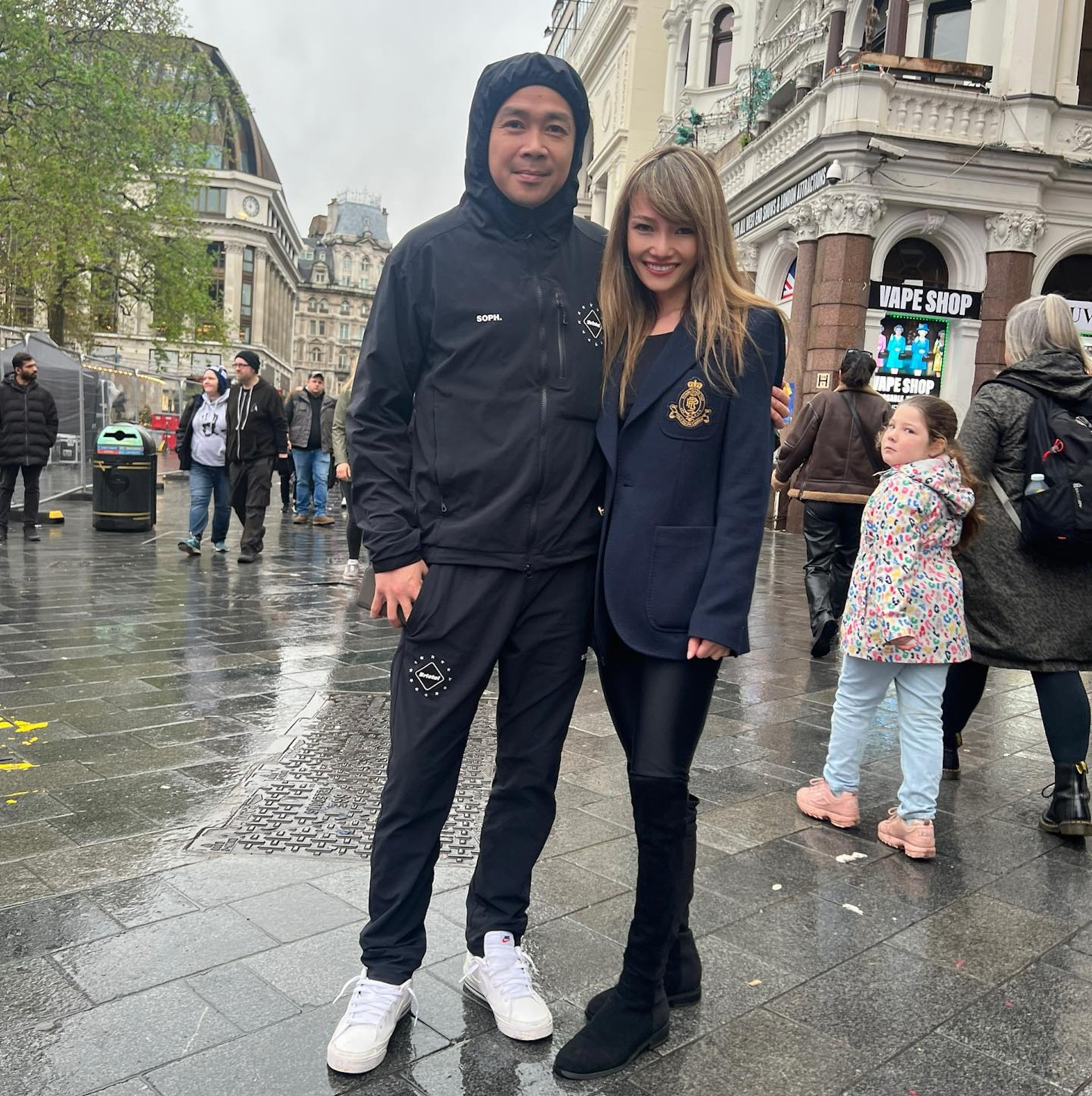 Grace與一名男子去旅行，疑似新歡。