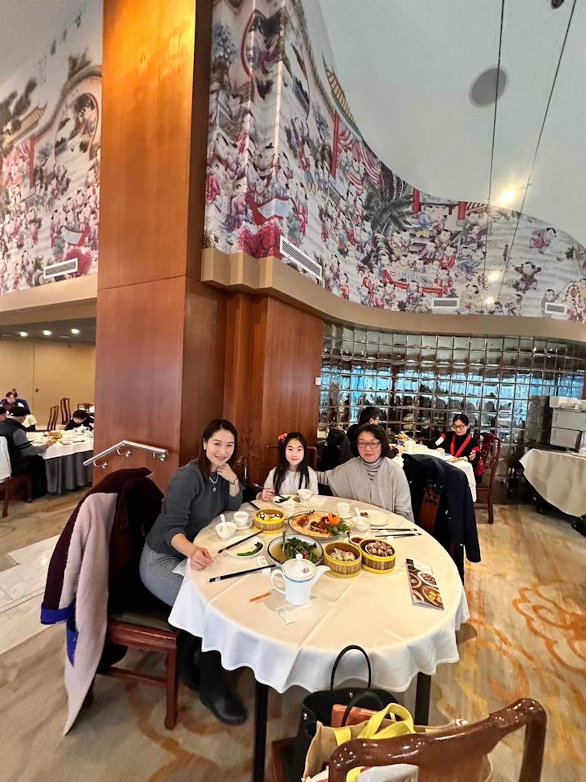 袁彩雲帶同家人去品嚐老公新開的潮州海鮮酒家。