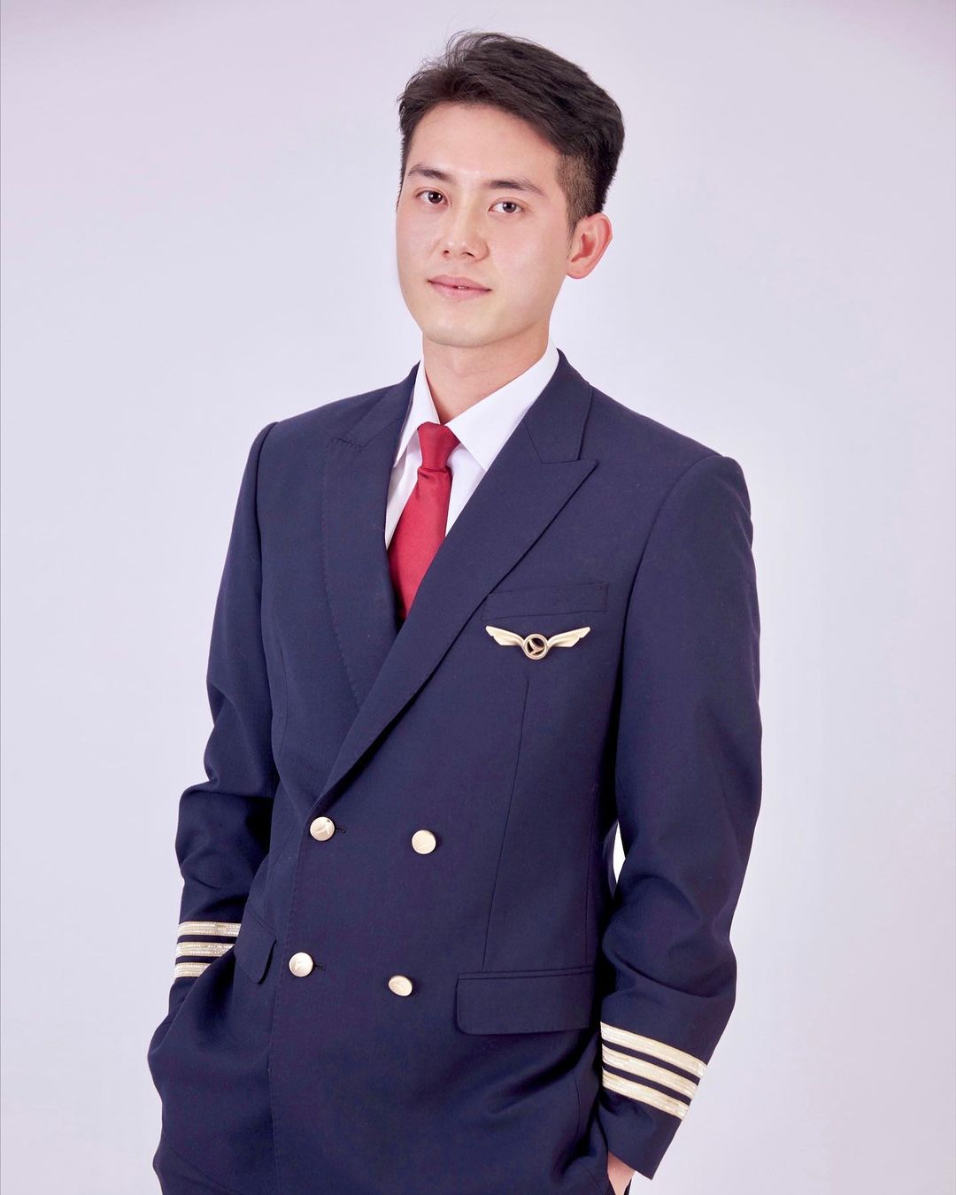 盛勁為考足3次終於成功當上飛機師。