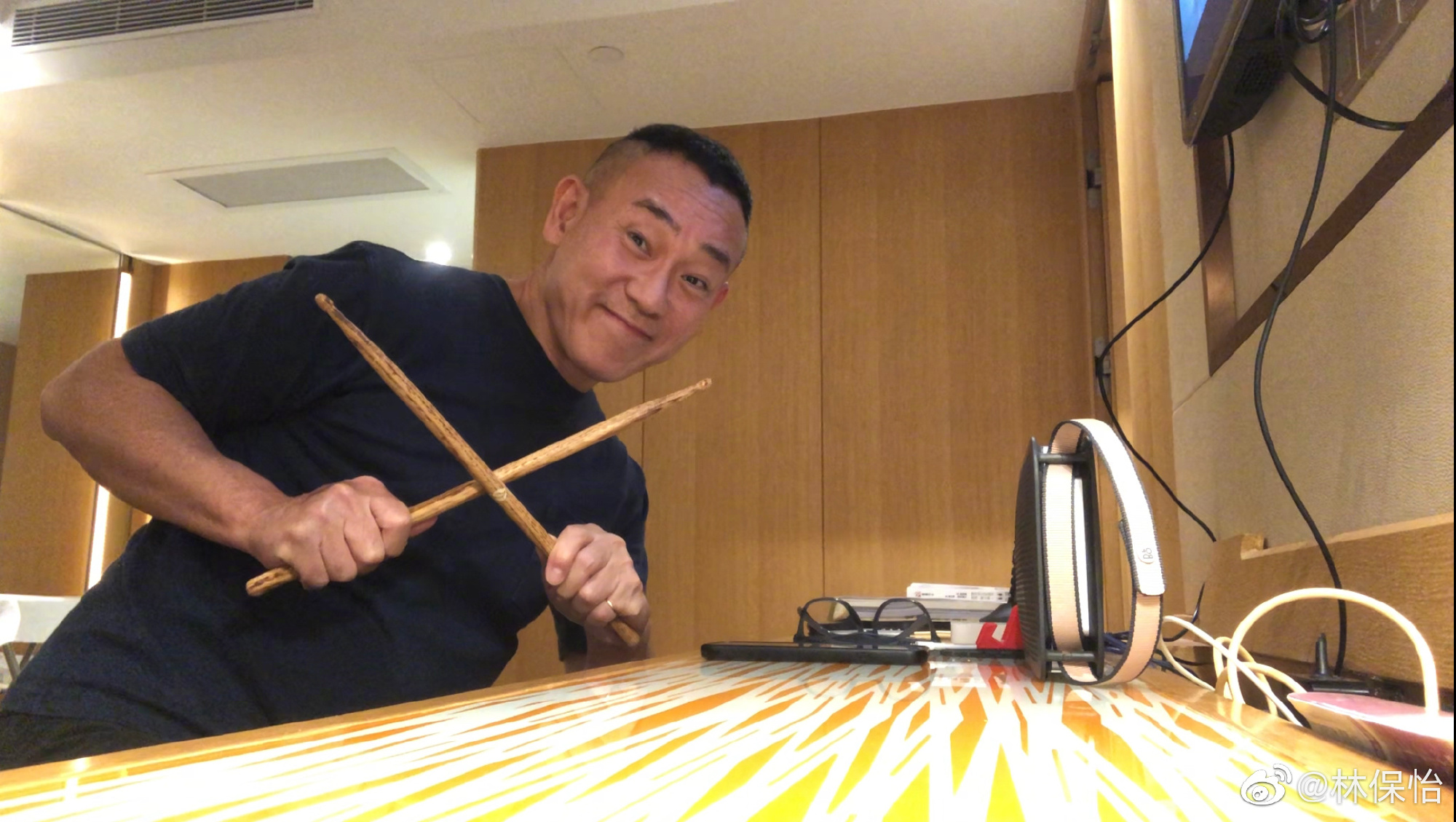 從小對音樂充滿熱誠的林保怡自13歲起便參與業餘樂隊，15歲為半職業鼓手，18歲更正真成為鼓手。