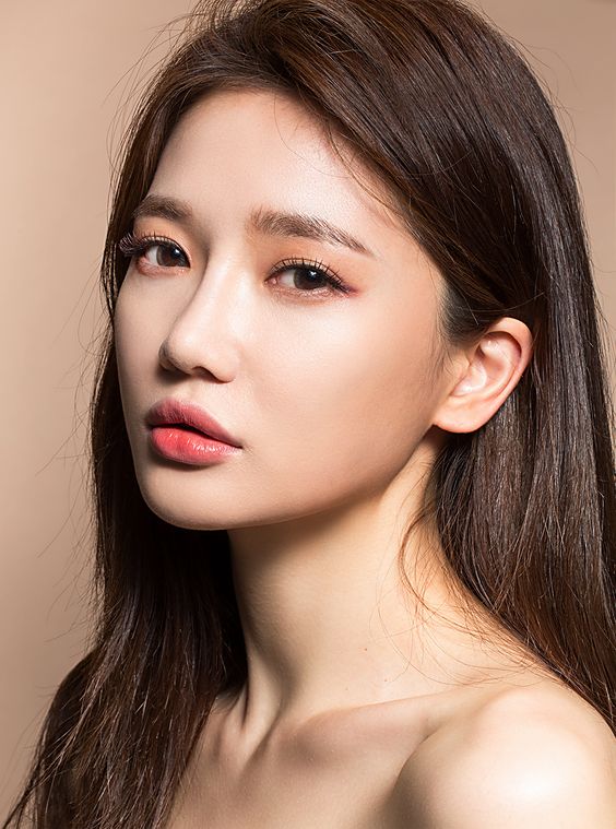 光影粉可以讓亞洲女生的面部輪廓更加立體,突顯出臉部的亮點。