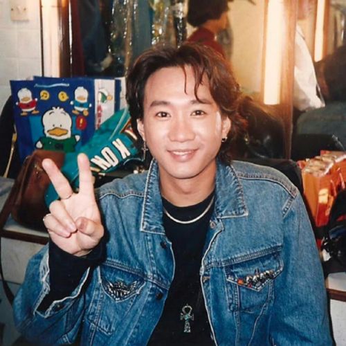 有部分網民批評內地網紅為了搏取流量,將家駒墳墓全貌拍攝,並當作成「景點」介紹,是極不尊重的行為。