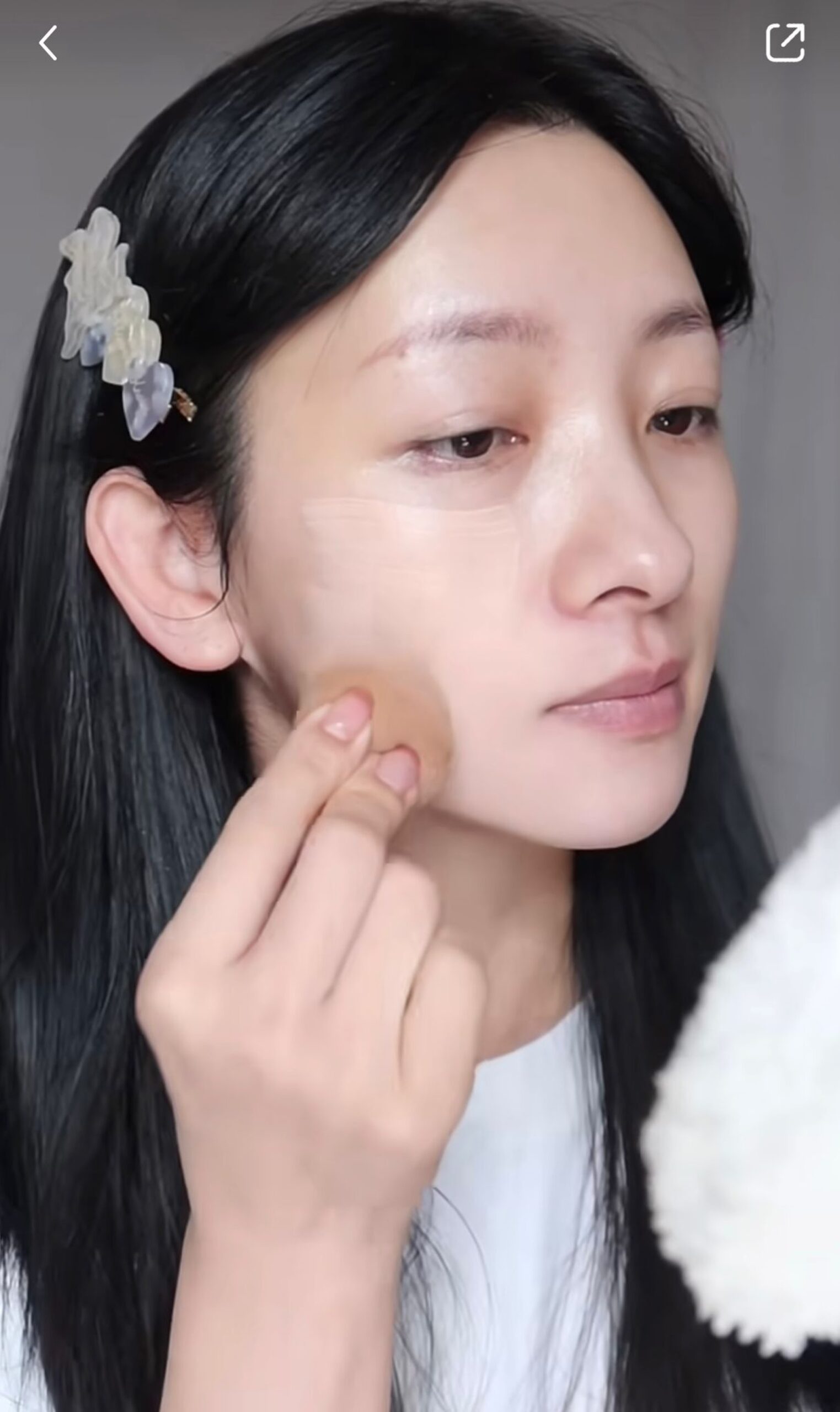 用粉底掃粘取粉底液後,均勻塗抹在面上,然後用濕海綿輕按。