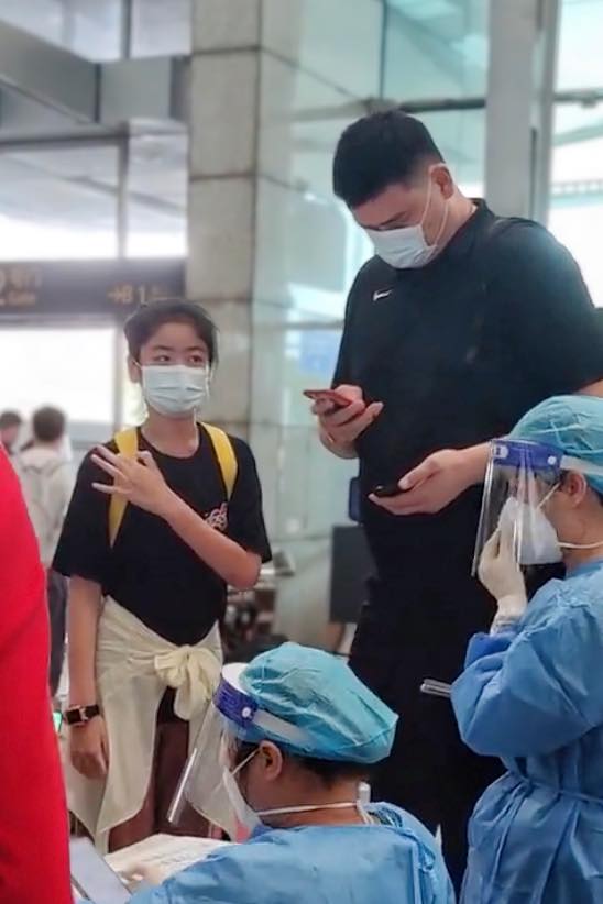 早在2022年7月時，姚明與女兒在機場做核酸檢測，當時目測姚沁蕾身高大約180cm，頭差不多在姚明的肩膀。