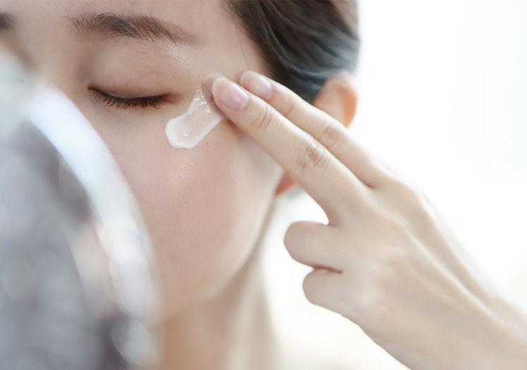 將眼霜塗抹在眼周肌膚，然後用指腹輕輕按摩至吸收，可以幫助減退黑眼圈、舒緩眼袋浮腫。
