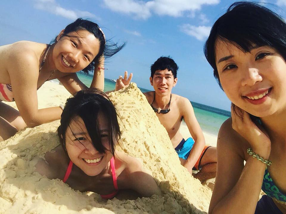 與好友們一起去海邊度假,享受陽光。