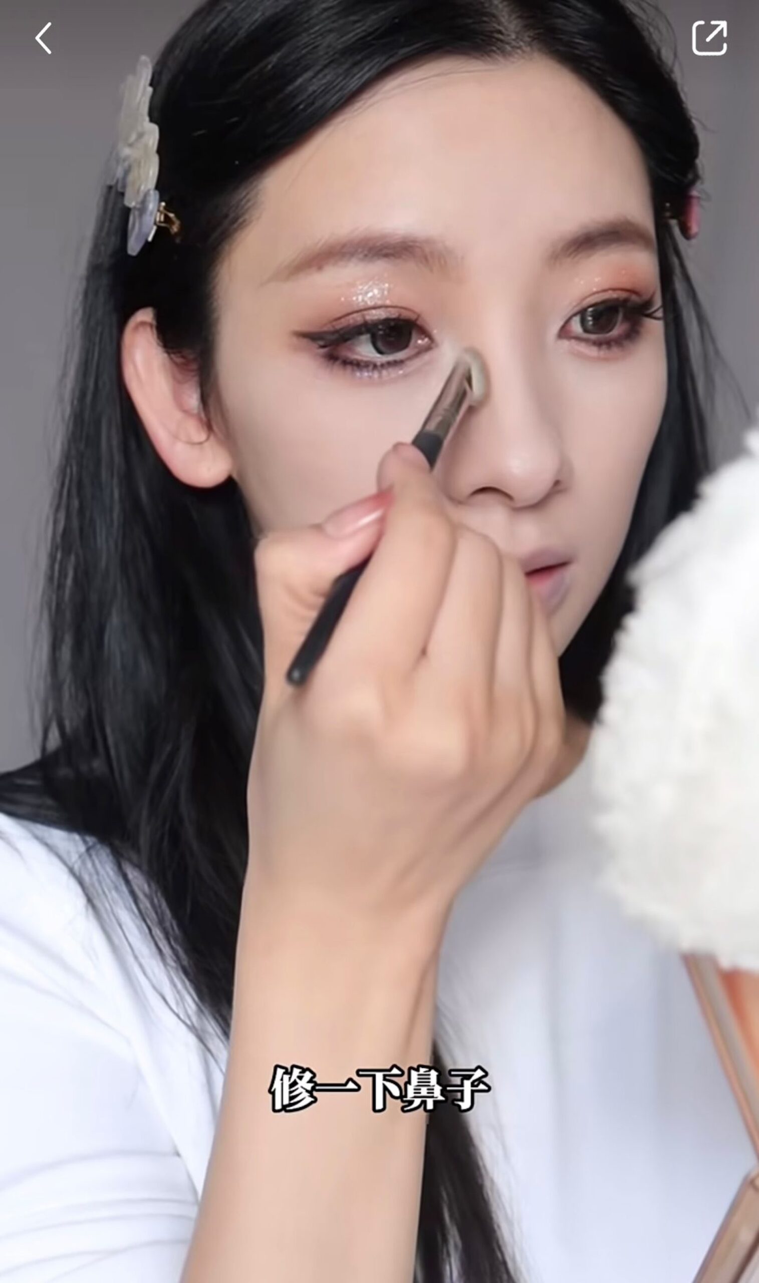 用斜角掃在眼窩位置畫出C形,然後在鼻頭位置畫出V形,畫出「盒子鼻」。