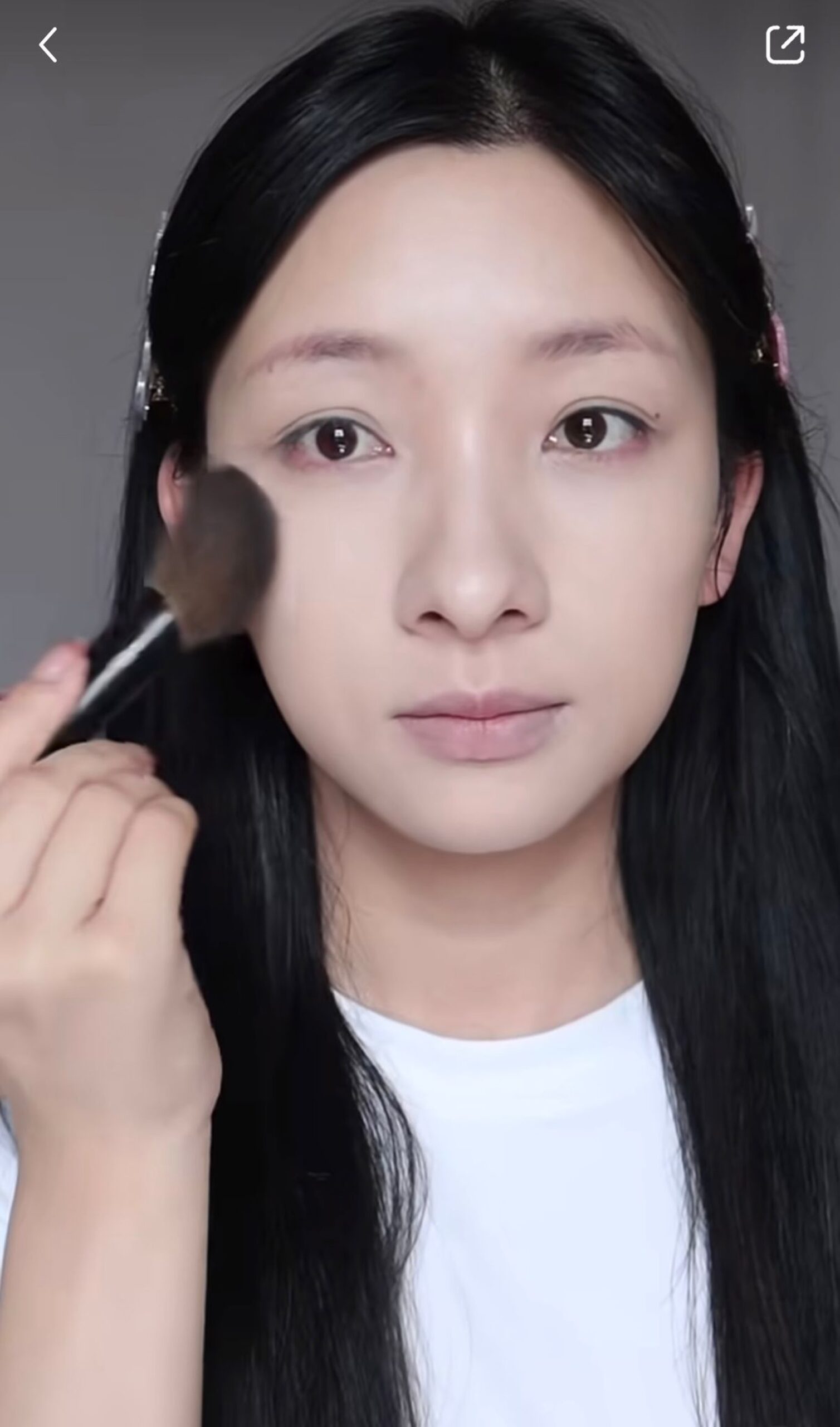 用舌型化妝掃點上高光,再提亮淚溝位置。