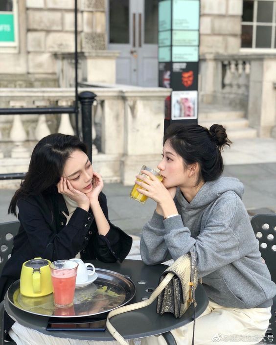 與好姊妹一起試吃當地小吃、品嚐各種美食。