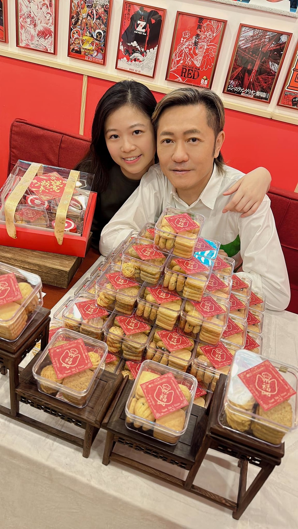 蘇君蕎向爸爸蘇志威請教做生意心得,讚揚「蘇老闆」有生意邏輯。