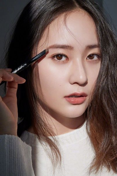 使用眉筆、眉粉或眉膏可以填補眉毛空位、修飾眉毛的形狀,使眉型更立體。