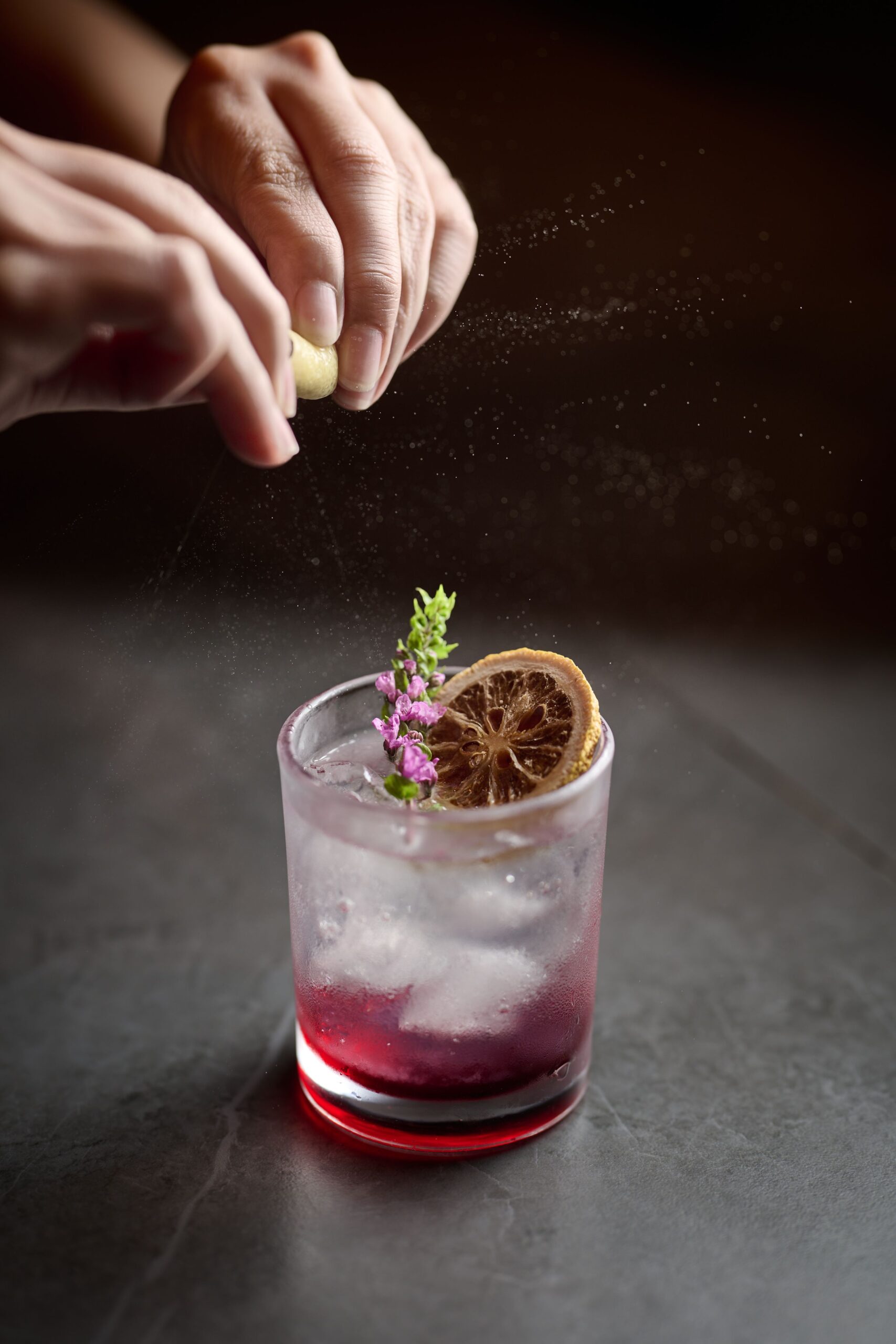 只要在2月14日情人節當天惠顧兩款「廚師發辦菜單」，即可每人獲奉上特色雞尾酒一杯。