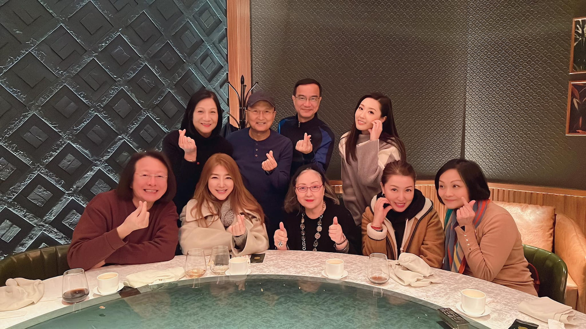 現年48歲的黃𨥈瑩皮膚依然白滑緊緻，完全不輸站在後方的林秀怡。