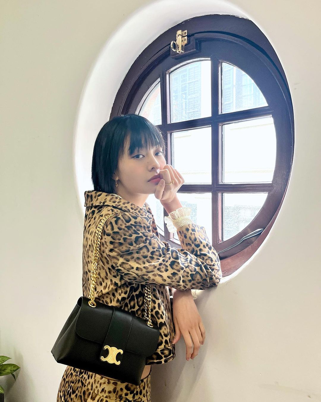 中型VICTOIRE手袋現代感風格的設計與標誌性柔軟皮革相得益彰,包身表面略帶細膩的紋理。