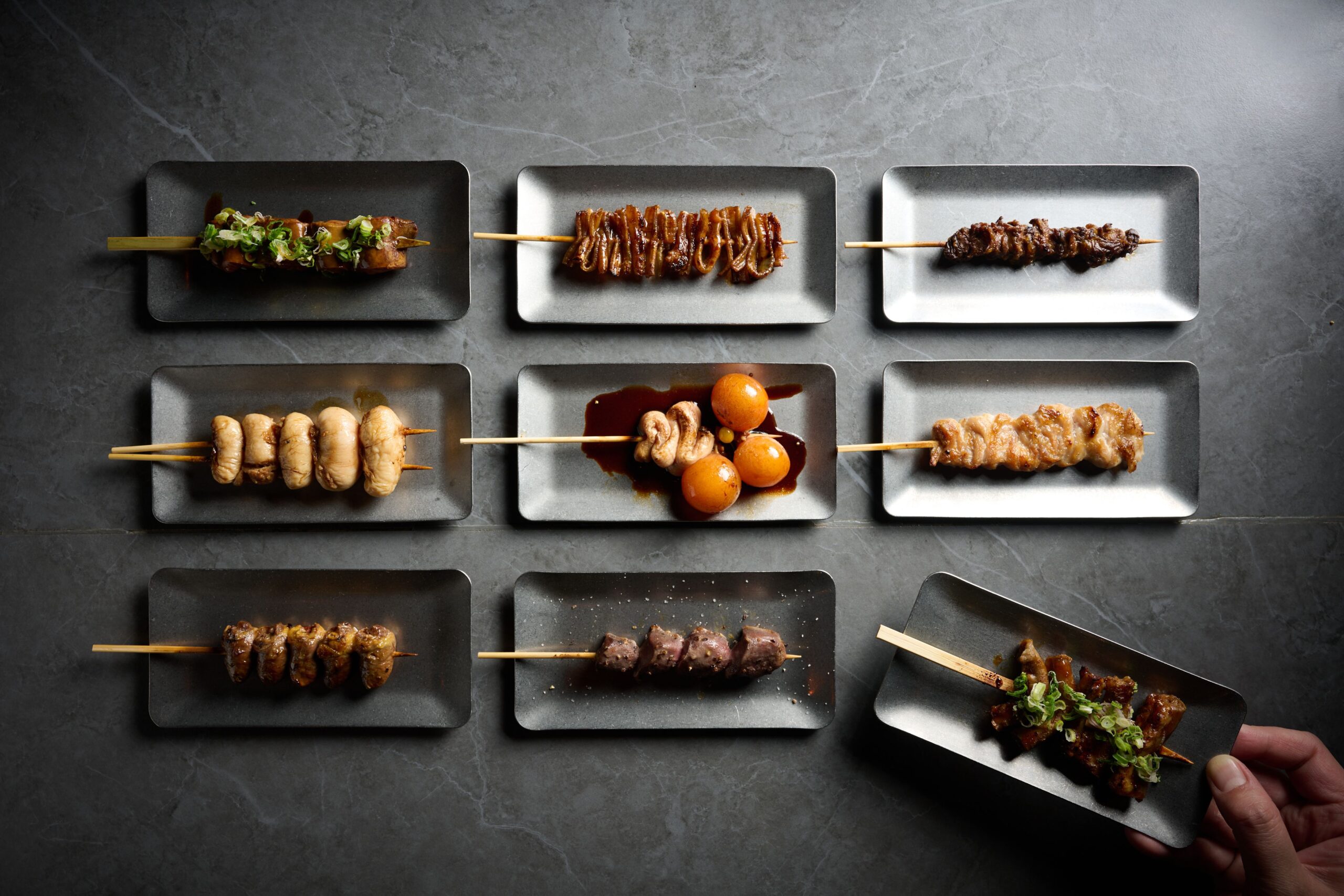 「仟穆CHI YAWARAGU」現全新推出十三道菜的「三黃雞內臟燒廚師發辦菜單」