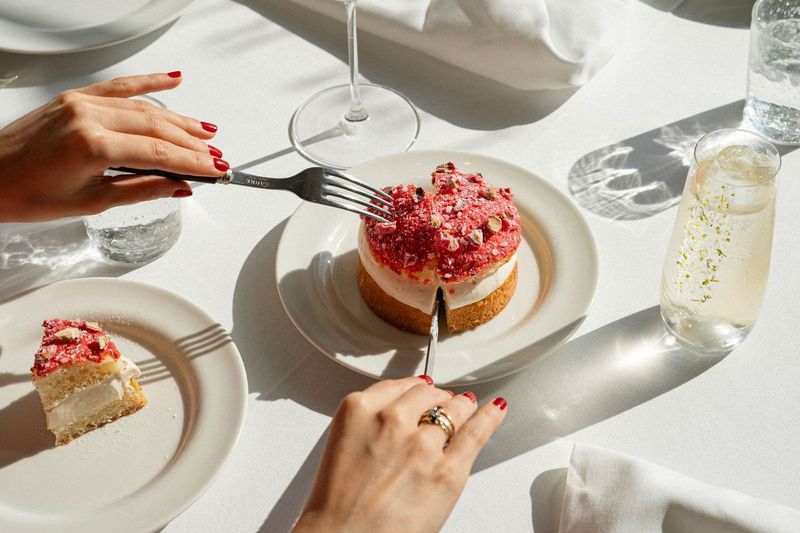 橙花水撻配粉紅果仁糖脆皮。