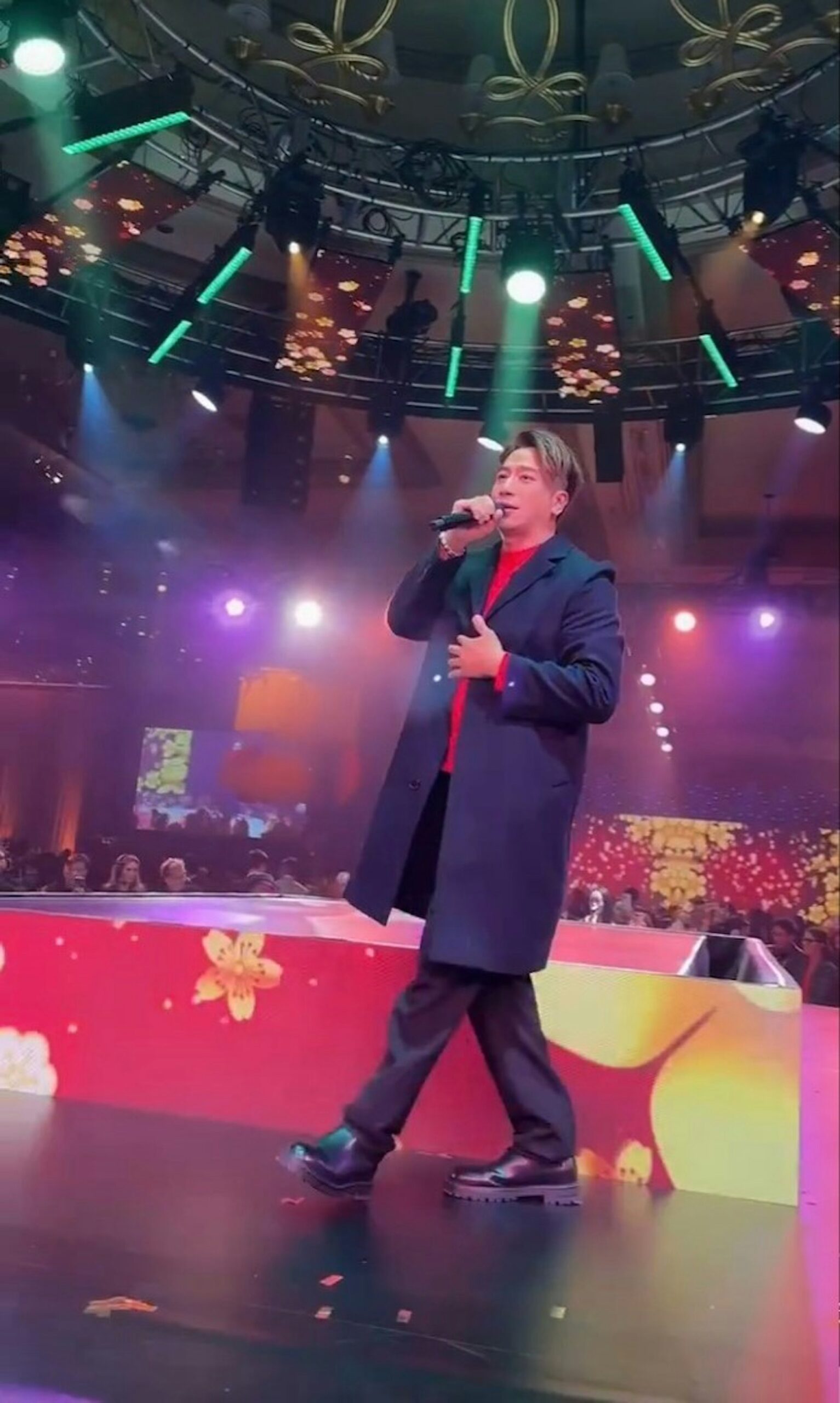 身穿紅色打底襯深色大褸的吳卓羲,一如以往型格十足,在台上獻唱多首歌曲。