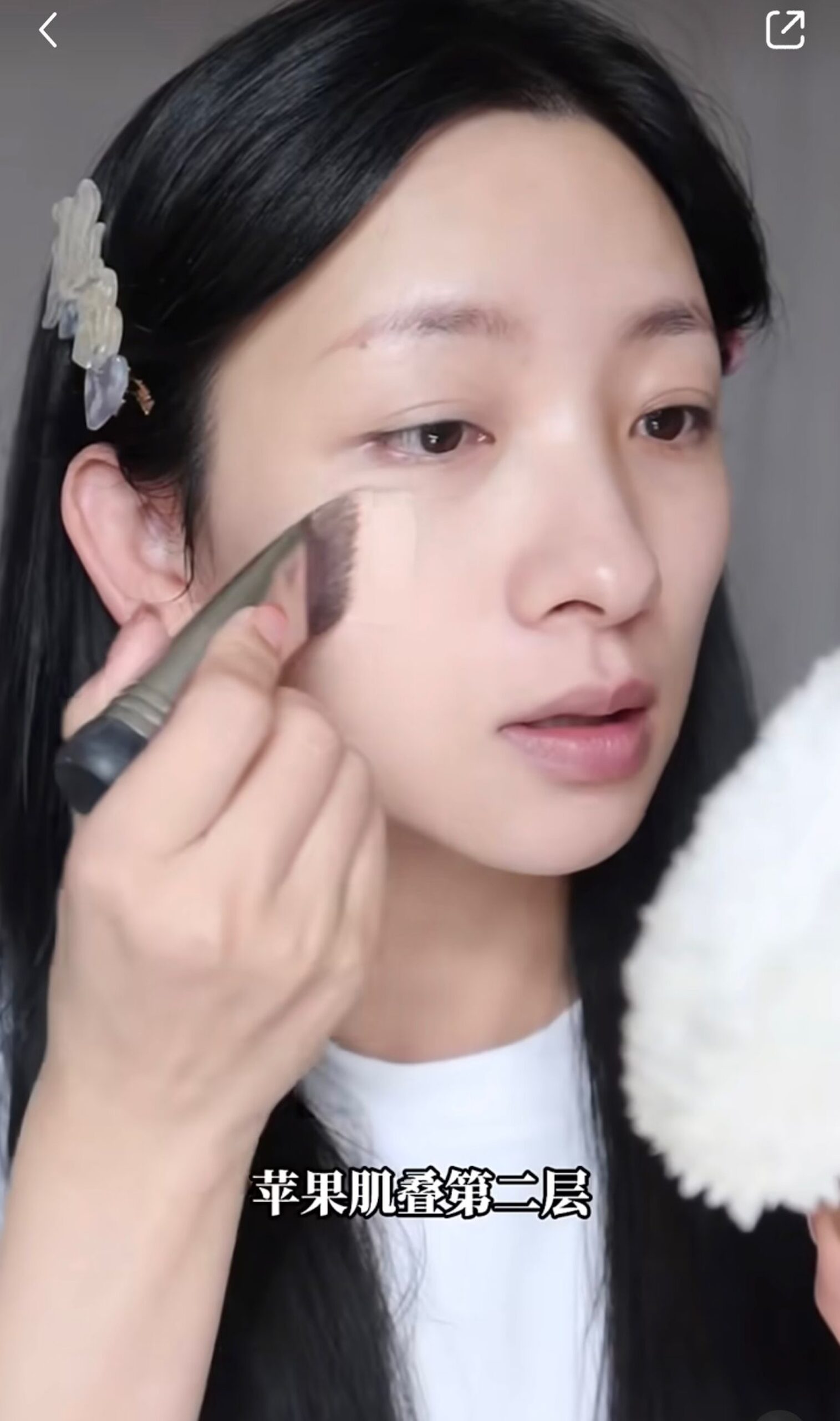 在蘋果肌位置疊塗第二層,以提高遮瑕度。