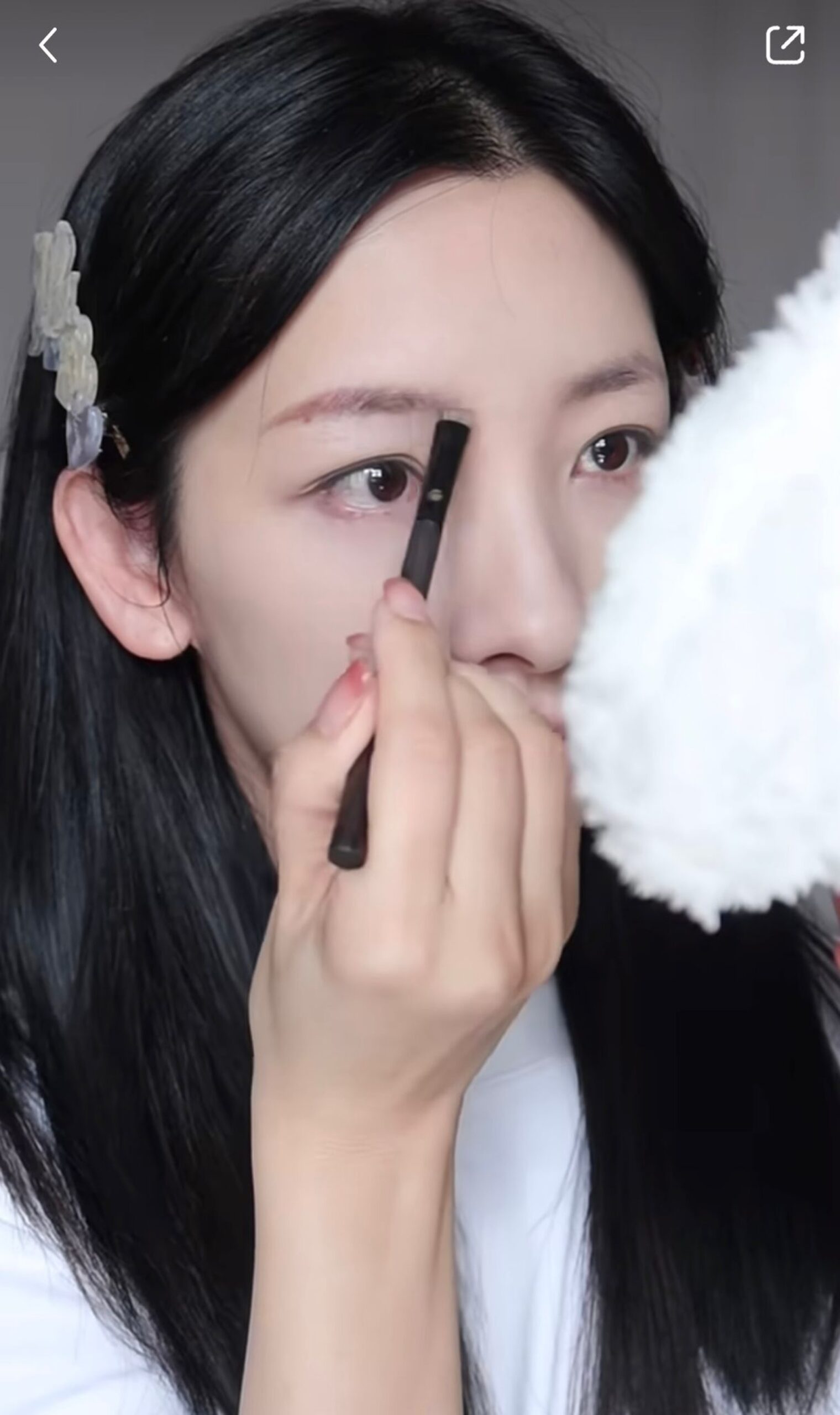 畫出有眉峰的眉。