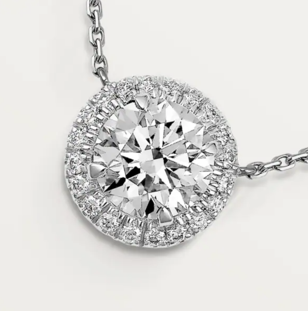 Cartier Destinée 項鏈，750/1000白色黃金，鑲嵌1顆明亮式切割圓鑽，可選擇重0.50至0.59克拉、1.00至1.15克拉、或1.50至1.69克拉的鑽石，鋪鑲明亮式切割圓鑽。