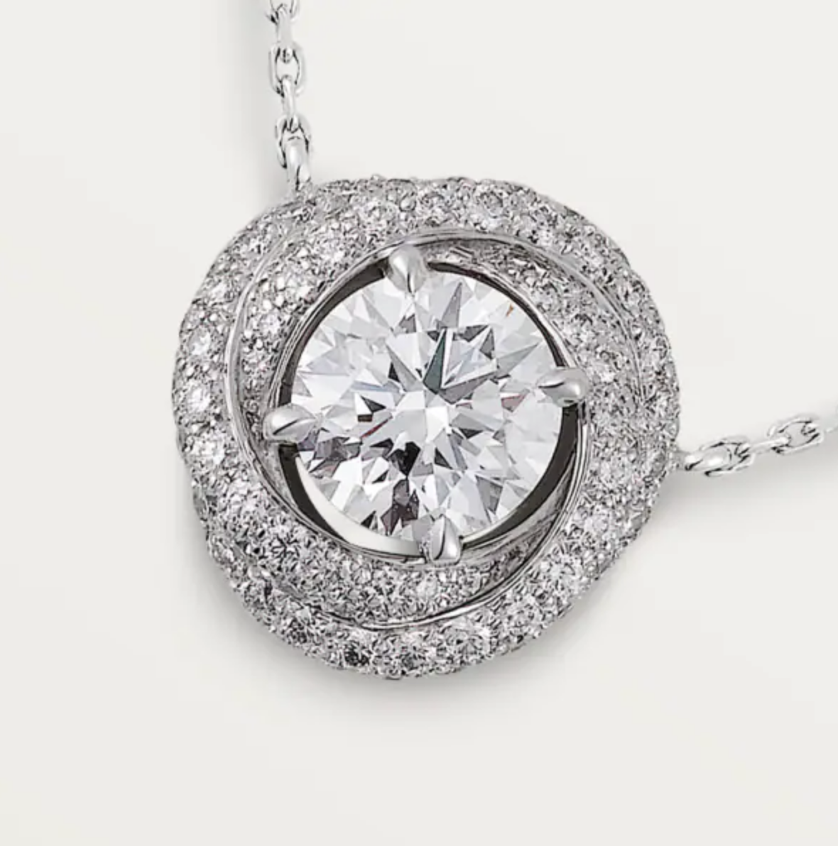 項鏈上標誌性的Trinity環圈圖案幻化為鋪鑲鑽石的鉑金飄帶