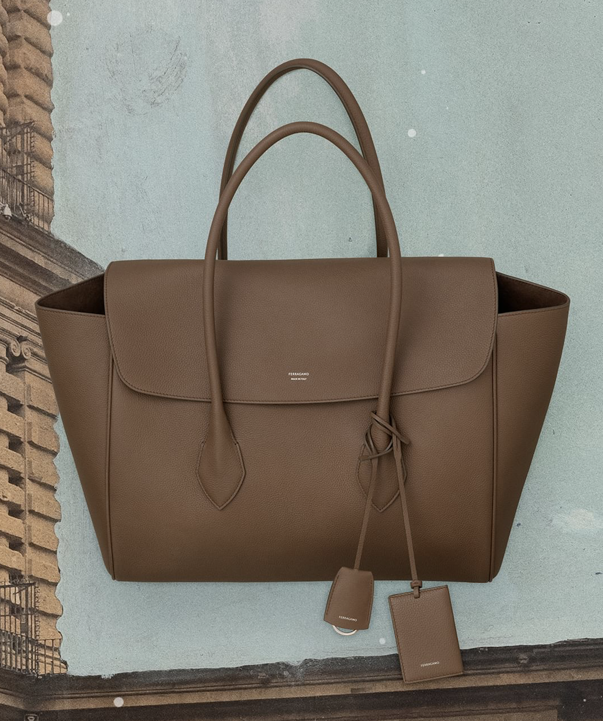Ferragamo這款Tote Bag以小牛皮製成,用翻蓋方式取代拉鍊開合