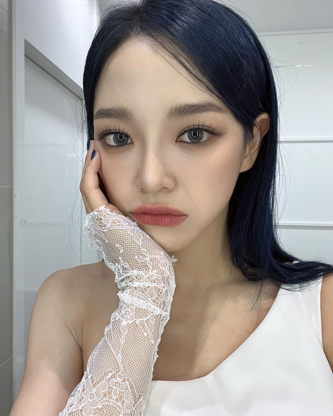 假如本身眉毛算濃密的話,可以用「透明」的眉毛定型膏,以免眉毛變得過濃。