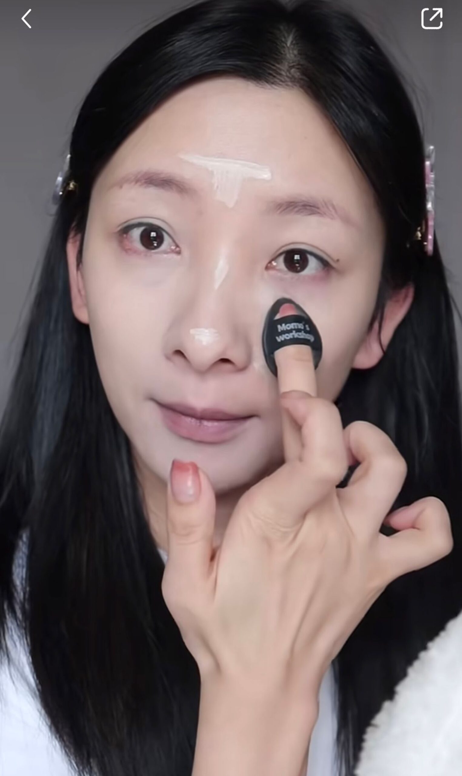 用遮瑕膏點在淚溝、法令紋位置,然後用粉撲輕輕推開。