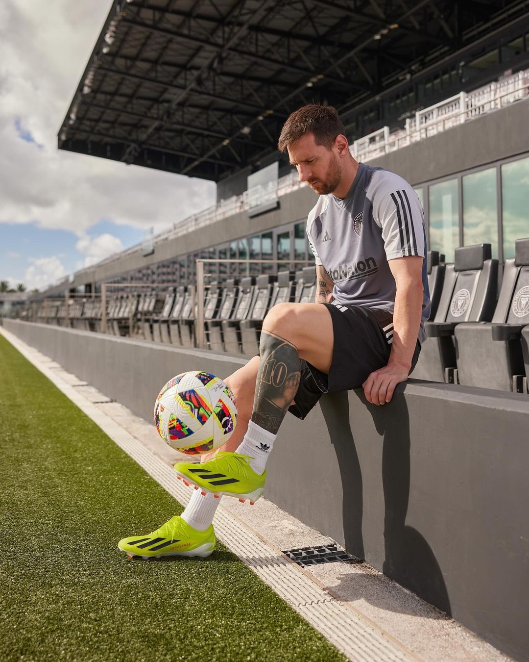 「球王」美斯到達香港！