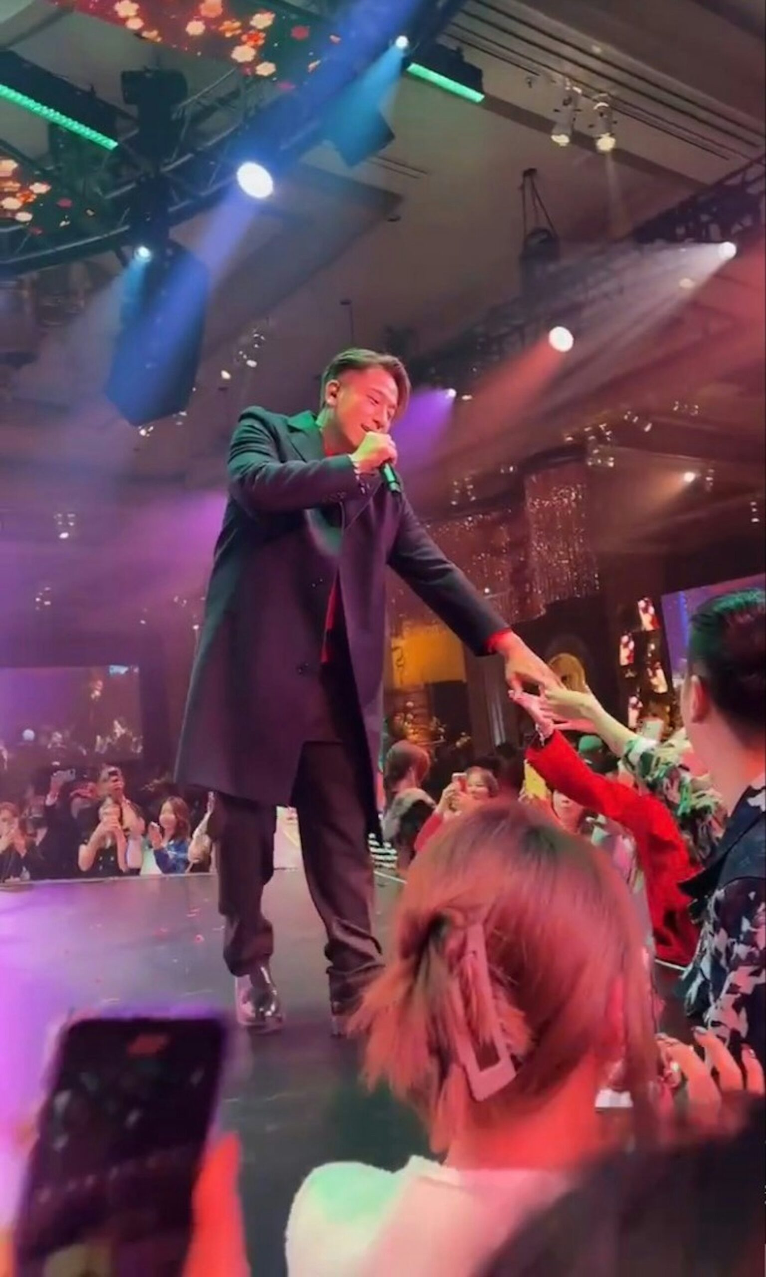 吳卓羲主動行到台邊與觀眾握手。