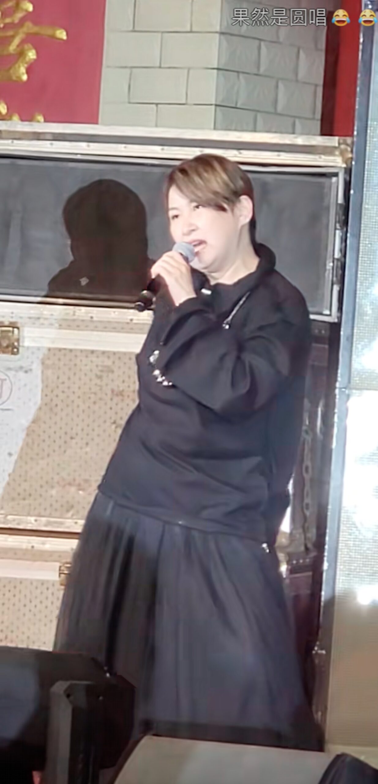 湯寶如身穿黑色寬鬆長袖衫褲，但仍可見其身形暴脹。