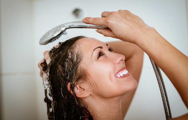 熱水洗頭會導致脫髮。