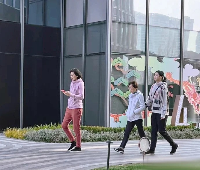 有網民在街頭偶遇葉莉三代同堂，目測姚沁蕾身高已追平媽媽。