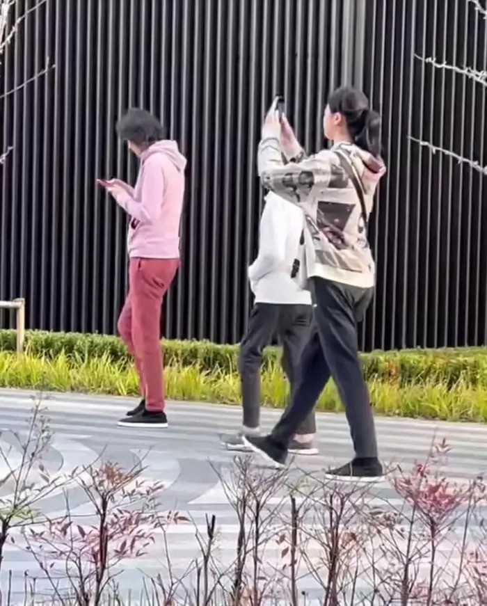 近日有網民偶遇姚明的13歲女兒姚沁蕾，與媽媽葉莉、外婆一同出行。