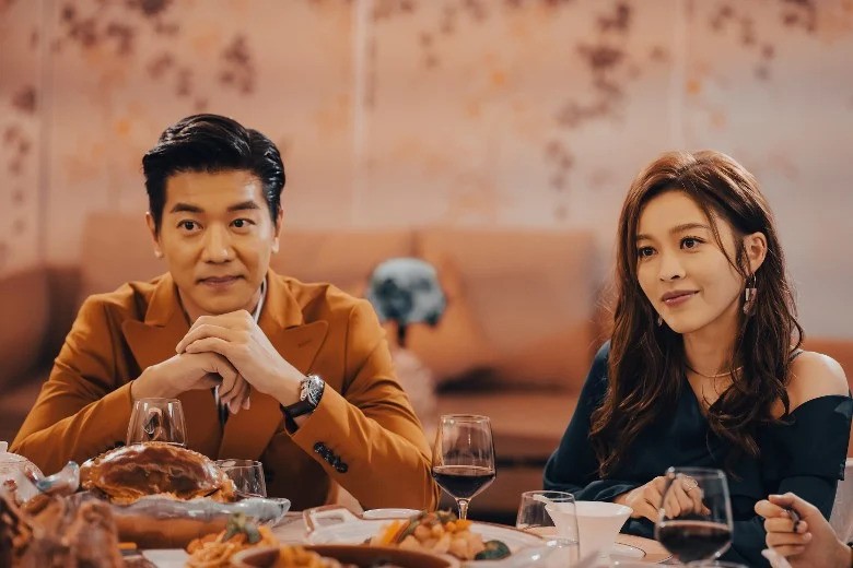 黎諾懿飾演補習天王「甘誠鈞Davey」,與賴慰玲飾演的Gina是戀人兼戰友。