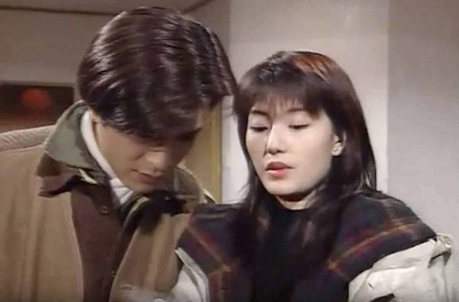 黃𨥈瑩與古天樂在劇中飾演姊弟，現實中卻撻著拍拖。