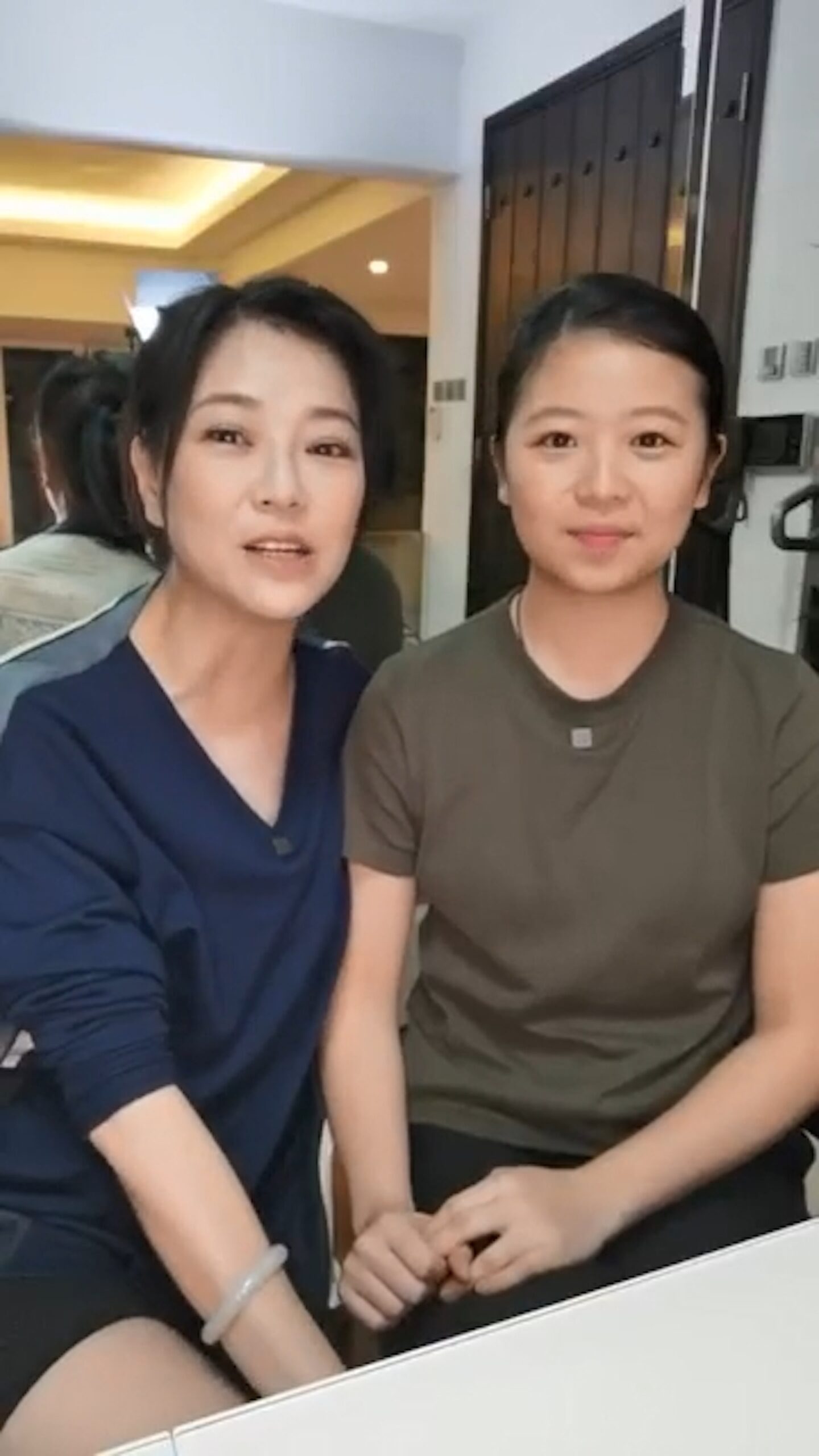 蘇君蕎早前與媽咪劉小慧合體做直播。