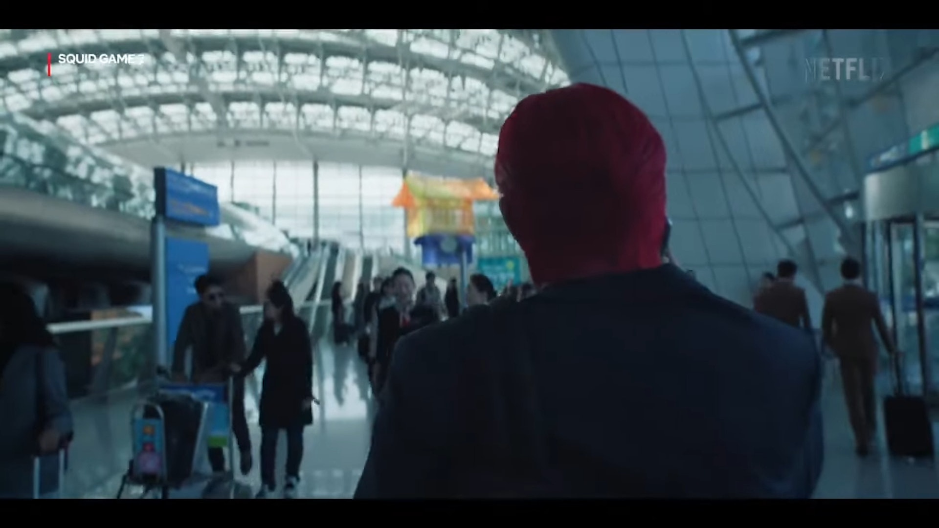 成奇勳（李政宰 飾）接到一通神秘電話。