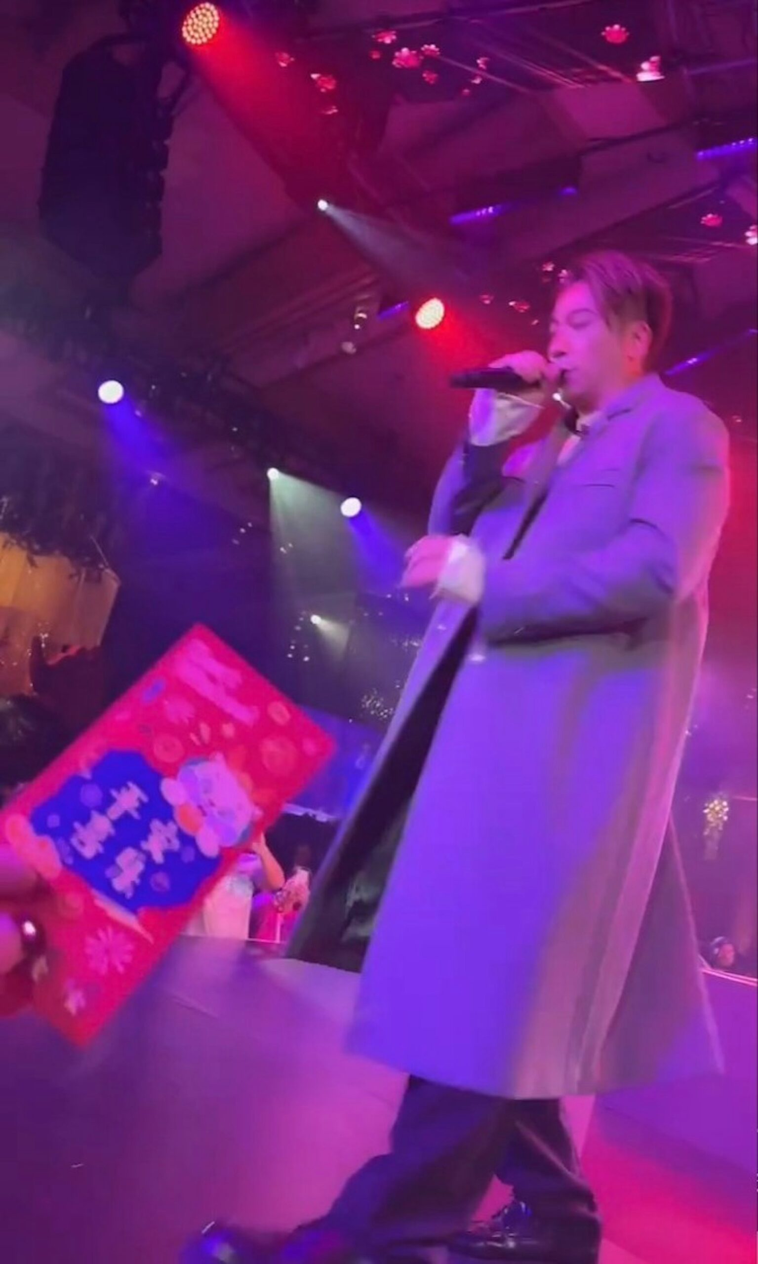 ,不少現場觀眾都準備了利是,並主動遞給台上的吳卓羲,但他刻意避開。